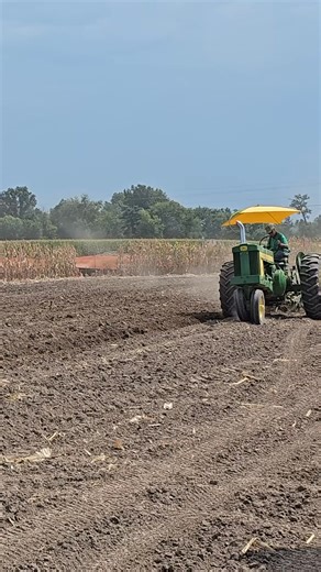 John Deere 620 Tractor Plowing #shortsJohn Deere 620 Tractor Plowing #shorts | Bulldogbreeds