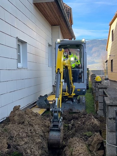 Wacker Neuson EZ26e: Kompakter Bagger für enge Baustellen