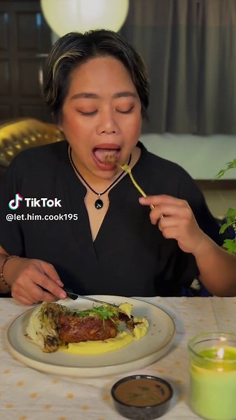 မြန်မာ Fusion တွေနဲ့လူသိများတဲ့ Chef Yin အိမ်လာလည်တုန်း Fusion dish လေးလုပ်ကျွေးလိုက်တယ် စာဖိုမှူးတွေလဲသူများချက်ကျွေးတာလေးတွေစားချင်သေးတာပေါ့ တစ်ချိန်လုံးသူများတွေစားဖို့ဘဲချက်ပေးနေရတာဆိုတော့ 😁