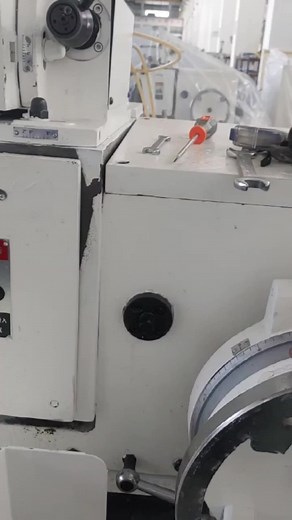 Centerless grinding machine tool