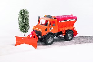 MB Unimog winter service with snow plow blade – Bruder