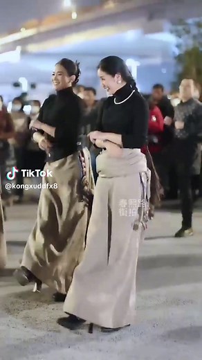 Enjoy beautiful women dancing to live a few more years # Tibetan girl # Chunxi Road street shot # Tibetan Guozhuang dance # Tibetan dance