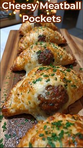 🧀 Cheesy Meatball Pockets Golden, flaky pastry stuffed with juicy meatballs and melty cheese—these cheesy meatball pockets are pure comfort in handheld form. Easy, crowd-pleasing, and perfect for weeknight dinners, game days, or holiday appetizers. 🛒 Ingredients (Serves 6) For the Pockets 1 lb prepared meatballs (homemade or store-bought) 1 cup marinara sauce 1½ cups shredded mozzarella cheese ½ cup grated Parmesan cheese 1 tsp Italian seasoning 1 package refrigerated pizza dough or puff pastr