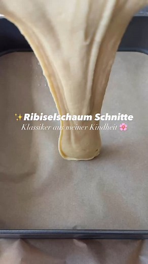✨ Ribisel-Schaum-Schnitten – Sommerklassiker aus meiner Kindheit ! Fluffiger Boden, luftige Baiserschicht und die perfekte Portion Säure von frischen Ribiseln – mehr Sommer geht kaum! 💕 Ein Stück Kindheitserinnerung, das auf der Zunge zergeht ☁️ 📸: Hausgemacht mit viel Liebe & ein bisschen Nostalgie 💡Tipp: Frisch schmecken sie am allerbesten! Rezept: 3 Dotter 150 g Zucker 1 P. Vanillezucker Schaumig mixen 3 Esl. Wasser 50 ml Öl 250 g Mehl 1/2 P . Backpulver 100 ml Milch alles nacheinander zus