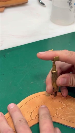 Carving a tap off pattern for a spur strap. #leathercraft #leatherwork #leather