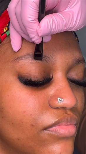 Blessin Reyoung on Instagram: "Wax with me on hybrid brows.🔥 +Story time, tune in: part five coming soon😱 #brows #brow #eyebrow #fyp #wax"