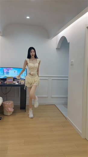终于可以穿可爱的小裙子跳舞啦～还是喜欢跳舞！！☺