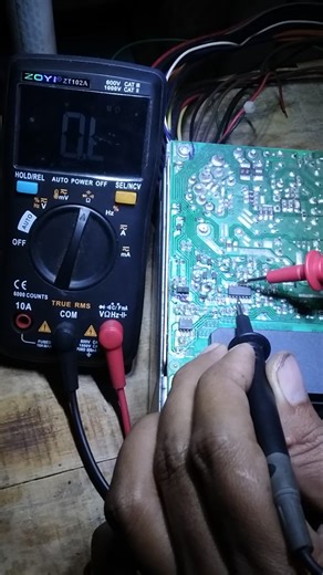 measuring the DC current voltage on a computer PSU where some parts have no current #reels #service #psukomputer #eletronik #teknisi | Slamet Riyadi