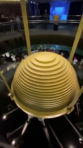 The Taipei 101 stabilizing ball (mass damper) during the 7.2 #Taiwan #Earthquake. Impressive to see it work so well. 📹er unknown | Meteorologist Gerard Jebaily