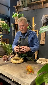 Del 1: Sådan laver du en smuk hortensiakrans med mariebær 🌸✨ Perfekt til at pynte hjemmet eller som gave. Følg med og lær trin-for-trin, hvordan du kan skabe denne naturlige dekoration! #Hortensiakrans #DIYKrans #Blomsterdeko #KransMedBær #Hortensia #NaturligDekoration #Kreativitet #KransInspiration #HåndlavetPynt #Blomsterkunst #Efterårsdekoration | By Hansen
