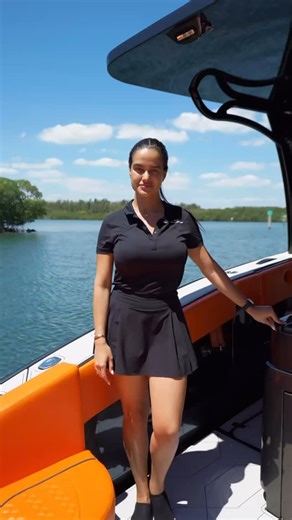 90 MPH sure looks good on this 2025 Midnight Express 43’ Solstice! Custom-built for a client by @Leslypuentes_ — a perfect blend of performance, luxury, and style. Contact Lesly for new or pre-owned boats from Midnight Express! 📲 #MidnightExpressBoats #MercuryRacing #BoatsDaily | Boats.Daily