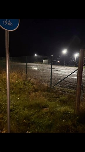 Nu är de lyktstolpar igång som var kvar att installera. Bättre ljus på parkeringen vid klubbhuset samt nedfart till grusplanen. Tack till Riksidrottsförbundet för stöd och Wahlgren El AB för installation. | Edsbro IF