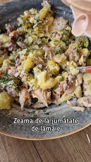 Este cea mai buna salata cu peste afumat pe care am mancat-o vreodata, cum sa nu impartasesc aceasta reteta delicioasa si cu voi?!! 🙂 Salata de cartofi cu macrou afumat Ingrediente 1 macrou afumat 4 buc cartofi 1 legatura marar 1 ceapa rosie 2-3 linguri maioneza zeama de lamaie sare piper Mod de preparare Pasul 1 Am fiert cartofii in coaja, i-am lasat sa se raceasca, i-am curatat si i-am taiat in cubulete mici, neregulate. Am adaugat peste cartofi o legatura mica marar proaspat tocat, o jumatat