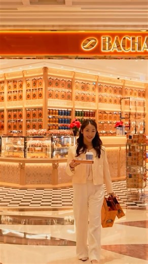 Bacha Coffee | 當澳門的璀璨燈光點亮假日季節，夿萐咖啡以芬芳的阿拉比卡香氣，翩然起舞，點燃節日魔法。 帶上我們精緻的外帶咖啡，配上金黃酥脆的牛角包，讓您在流光溢彩的行程中，享受這份閃耀的美味。 探索我們以迷人節日禮裝裹飾的咖啡臻品，它們將成為傳遞溫暖心意的最美禮物，獻給每一位珍重的人。... | Instagram