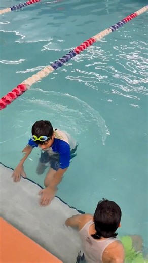 🌟🦭 Level 6 is an exciting stage in your kiddo's swim journey because it marks the transition from learning swim skills to truly swimming with technique and independence. At this level, swimmers build endurance, refine all four strokes, and learn how to move through the water with control, breathing, and body awareness. Completing Level 6 means your child is swimming safely, confidently, and has strong life-saving skills. Aqua-Tots’ proven curriculum helps swimmers grow at every level with safe