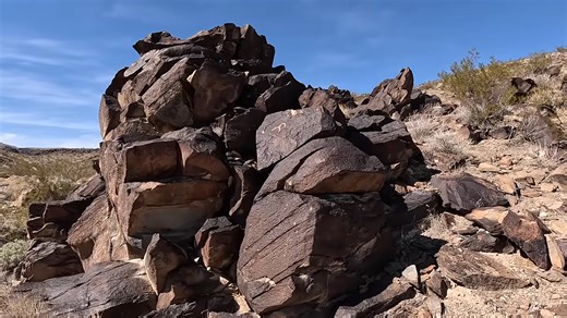 This abandoned Arizona road still points to Vegas