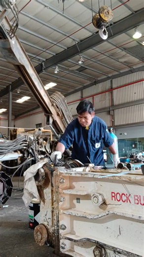 After finish the worked in Control Valve of Loader next welding the wedge pin of breaker in Rock Buster #Causesithascrackedinwedgepin #hilightseveryonefollowers2026 | Donato Roa Dulay