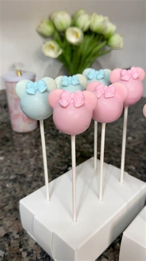 Así fue como hice estos cake pops de Minnie Mouse 🎀 Quedaron hermosas! 💕 Espero que hayan disfrutado este mini tutorial 🧁 Si tienen preguntitas déjenlas aquí abajito 👇 y no olviden seguirme porque pronto les voy a compartir cómo decoré el pastel paso a paso 🎂💖 #cakepops #minniemouse #pastel #party #fiesta | Berrylicious Sweets