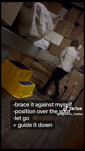 quick glimpse lil into how i load #packagehandler #upspackagehandler #ups #upsloader #loader #upsers #upsemployee #upsparttimers #logistics #worklife #heavyworkload #teamsters #upsteamsters