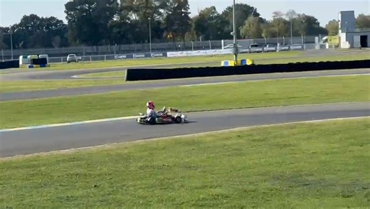 C'est parti pour 6 jours au Karting des 24 Heures a côté du mythique circuit du Mans pour le #iameserieseurocup. Les essais libres se dérouleront à partir de ce mardi, les manches qualificatives dès vendredi et la finale ce dimanche. Une manche de nuit aura lieu ce samedi vers 20h...👌 On suivra Antoine Duval qui va se mesurer aux pilotes disputant le championnat d'Europe, et dixit son papa, notre Dudu national, ses premiers tours cet après-midi sont déjà pas mal sur un piste qu'il découvre 😉💪