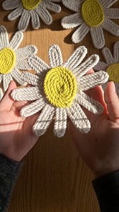 44K views · 571 reactions | Diy macrame daisy flower 懶 #macrameart #daisy #bohostyle #handmade #handmadecrafts #craft #crafts #diy #diyprojects #diyhomedecor #diyideas #diyhome #diycrafts #home #homedecor #homedecoration #craftyamiras | C R a F T Y | Facebook