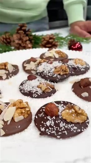 Arrête tout : ces mendiants au chocolat vont te rendre accro pour les fêtes ! 😍🍫 Mais avant de te donner les ingrédients, dis-nous en commentaire : 👉 chocolat noir, lait ou blanc ? Le grand débat est lancé, on veut ton avis ! Les ingrédients : - 1 tablette de chocolat pâtissier noir - 1 tablette de chocolat pâtissier au lait - Noisettes - Noix - Amandes effilées - Noix de coco râpée Alors, prêt(e) à tester cette pépite ? Commente ton topping préf' et tag ton partenaire pour la réaliser ensemb