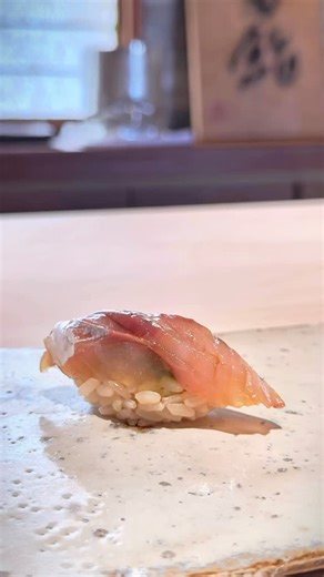 しっとりとした身質に 潮の香りがやわらかく重なり 優しいシャリの酸が旨味を引き出す A nigiri of aji (horse mackerel) at Kiku zushi. The natural fat spreads smoothly across the tongue as a soft tide of sea aroma unfolds. Gentle acidity from the shari (vinegared rice) draws out deeper umami, leaving a supple, lingering finish that captures the calm elegance of the season. _________________ 🍣菊鮨 / Kikuzushi @kikuzushi_official 😴定休日/ Closed 日曜 / Sundays 🈺営業時間 / Opening Hours ☀️11:30 - 13:50 ☀️14:00 - 16:30 🌙18:00 - 20:30 *各回一斉スタート / *All