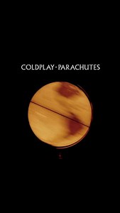 25 años de Parachutes: el punto de partida de Coldplay 🎶 Un 10 de julio del año 2000, Coldplay presentó al mundo su primer álbum de estudio: Parachutes.🤩 Con una producción sobria, letras introspectivas y una sensibilidad sonora poco común para la época, la banda británica debutó con una obra que no solo fue aclamada por la crítica, sino que también marcó una nueva era en el rock alternativo. 🎸 El disco vendió más de 13 millones de copias en todo el mundo y ganó el Grammy a Mejor Álbum de Mús