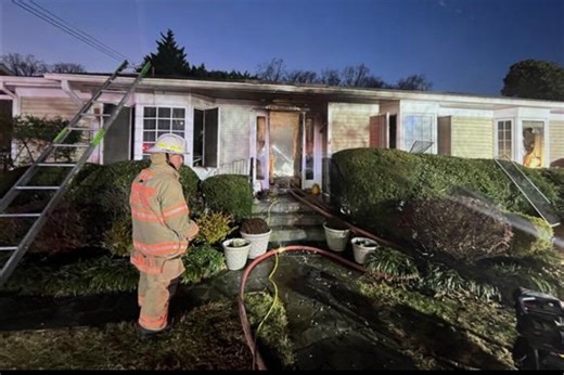 Christmas tree catches fire in Bethesda home, leaving 4 injured - WTOP News