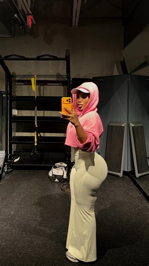 Bebe Kelly on Instagram: "Consistency built these glutes, not luck 🍑✨ Heavy lifts. Slow reps. Deep stretch. Full squeeze. I’m not chasing motivation — I’m chasing growth. 💪🏽 Built, not bought. #GluteGrowth #legdayworkout #instagood #instadaily #viral"