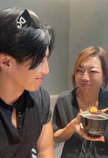 「35歳も離れていたら、いつか介護が大変だよ」 「先にいなくなっちゃうよ」 僕たちが35歳差だと知ると、 そんなことを言われることがあります。 でも、そのたびに少し不思議に思います。 どうして、 年上の人が先にいなくなる未来だけが もう決まったことのように語られるんだろう。 若い二人なら、 同じくらいの年齢なら、 ずっと健康で、同じように歳を重ねて、 最後まで何事もなく一緒にいられるのでしょうか。 もちろん、そんな保証はどこにもありません。 明日、事故に遭うかもしれない。 病気になるかもしれない。 今まで一人でできていたことが、 ある日突然、誰かの手を借りなければ できなくなることだってある。 それは、 歳の差がある二人だけに用意された未来ではないと思うんです。 たとえば、 若い夫婦のどちらかが事故に遭って、 身体が思うように動かなくなったとする。 その時に、 「介護が必要になるなら、この人とは別れよう」 と思う人もいるかもしれない。 でも、 「好きになった人に大変なことが起きた。 だったら今度は自分が支えたい」 そう思う人だっていると思う。 僕にとっては、 たぶんそれと同じなんです。