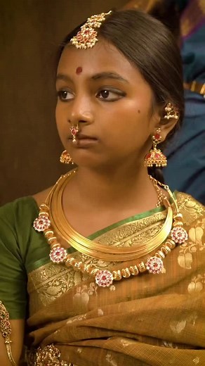 Comment ‘QUEENS’ for the product link! 👑 📌 Navigation: Home → Queens Jewel Emporium → Neckalce → Hasli 🌐 Visit: www.queensjewellery.in (Unit of Shree Ragavendra Jewellery) 📲 WhatsApp: 6379007822 / 9361391342 ✨ The Chettinad Treasure – Hasli Collection ✨ Rooted in the grandeur of Chettinad heritage, these Hasli necklaces from Queens Jewel Emporium are more than ornaments — they’re a revival of South India’s royal legacy. 💫 Each curve of the Hasli reflects the artistry of ancient craftsmanshi