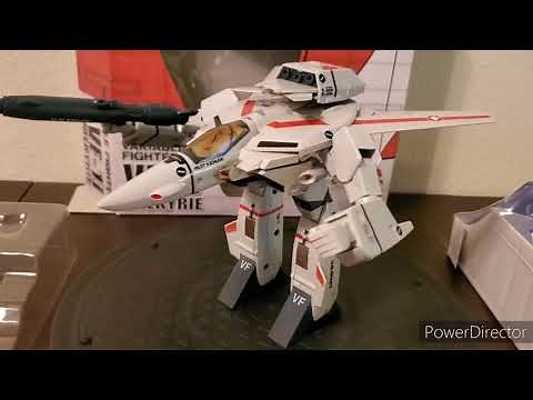 Review - Macross Variable Fighter VF-1J Valkyrie 1/55 Scale Transformable Figure - Bandai