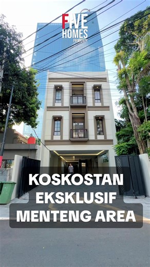 ✨ DIJUAL KOST EKSKLUSIF AREA MENTENG – INVESTASI PREMIUM DI JANTUNG JAKARTA ✨ Kesempatan langka memiliki kost eksklusif di kawasan prestisius Menteng. Properti ini sangat cocok untuk investasi passive income dengan pasar penyewa yang kuat seperti profesional, ekspatriat, dan pekerja area pusat bisnis Jakarta. Kondisi full furnished dan siap langsung beroperasi. 🏢 Spesifikasi Properti \t•\tLuas Tanah: 210 m² \t•\tLuas Bangunan: 632 m² \t•\t4 Lantai Rooftop \t•\t22 Kamar (18 kamar utama 4 kamar t