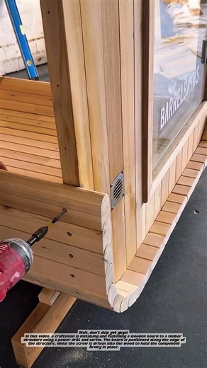 Smart Woodworking Technique! Fastening Wooden Boards for a Clean and Strong Finish 🪵🔩.