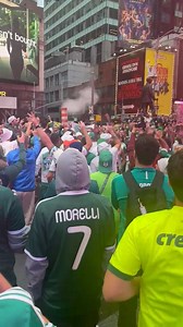 VAI SACUDIR ESTA CIDADE ♪ A Torcida que Canta e Vibra marcando presença na Times Square! Amanhã é dia do Verdão estrear na Copa do Mundo de Clubes da FIFA! #FutebolPaulista | Federação Paulista de Futebol - FPF