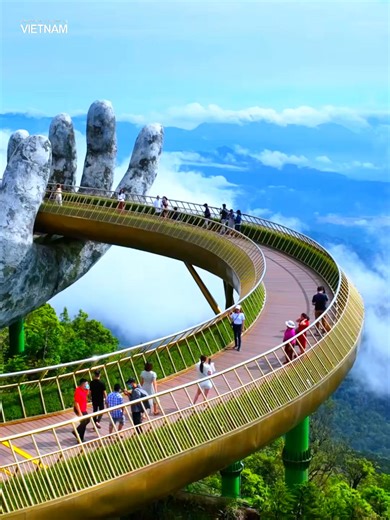 Ngắm cầu vàng trên đỉnh Bà Nà Hills , Đà Nẵng 💛💛 | Amazing Things in Vietnam