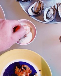 Is it just us, or is shelling prawns super satisfying? 🤤💦🦐 We got these bad boys from Ocean Made Seafood and served them with a simple aioli dipping sauce. Delish! | Foodporn