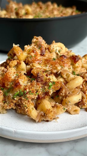 Raphaëlle Lelong on Instagram: "Le meilleur gratin de pâtes que j’ai goûté 🔥 Pour 3 personnes : 450g de pâtes 300g d’oignons 20g de beurre 1 cas d’ail 1 cas de sirop d’érable 1 cas de thym 200ml de bouillon 10 morceaux de pain 15g de persil 3 cas d’huile d’olive Béchamel : 40g de beurre 40g de farine 200ml de lait Noix de muscade / poivre 40g de comté Émincer les oignons et les faire revenir dans une poêle avec du beurre. Des qu’ils commencent à colorer légèrement, ajouter l’ail, le sirop d’ér