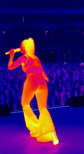 The singer sang affectionately on stage, but his sphincter couldn't hold on... The thermal imaging camera captured this