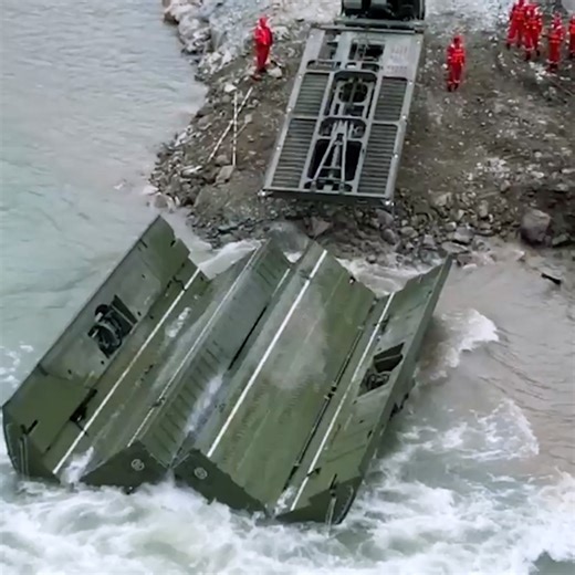 923K views · 12K reactions | These motorized floating bridges deliver life-saving connectivity in minutes. A motorized pontoon is a specialized floating bridge system designed to provide temporary or emergency crossings over bodies of water. Its quick deployment, ability to support heavy loads, and self-sufficiency make it a crucial asset in humanitarian aid missions and emergency response operations. | GIGadgets | Facebook