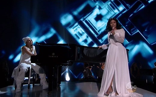 Nicki Minaj feat. Skylar Grey – Bed of Lies (live)