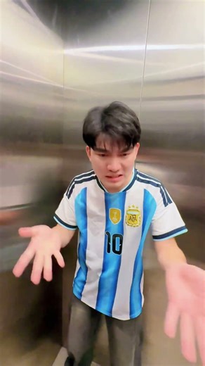 Harley Quinn and the Joker play pranks on passersby in an elevator#joker#shorts#Harley