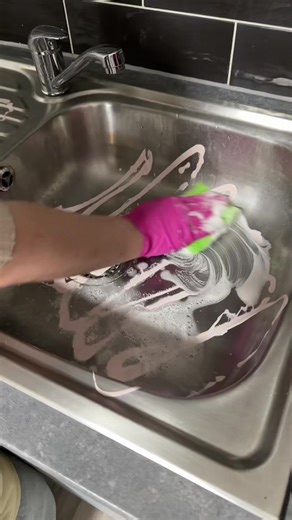 Kindness clean 💖 a courtesy move in clean… because everyone deserves to start fresh in a clean home 🤭 @The Pink Stuff #cleantok #CleaningHacks #cleaningtiktok #fyp #asmr
