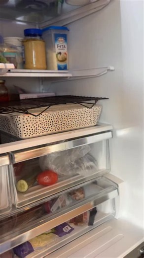 🤯 Thanksgiving hosting hack! Use cooling racks to stack pans & dishes in your fridge without smushing anything! Perfect for holiday hosting prep! Kitchen hack | life hack | hosting | meal prep | thanksgiving ideas | Passionate Penny Pincher