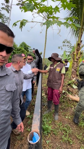 Estoy en Roberto Payán, Nariño, río Patía. Aquí traje a varios diplomáticos del mundo, incluído EE. UU., quiero que observen de primera mano, el corazón de una de la zonas cocaineras más grandes del mundo y cómo funciona nuestro programa de sustitución de cultivos. Cómo es que luchamos con efectividad contra el narcotráfico. | Gustavo Petro