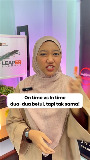“On time” vs “In time” 🕒 Jangan silap guna! 📢 Caption TikTok: “I arrived on time” atau “in time”? Ramai salah guna! 😵‍💫 ✅ “On time” = tepat masa / punctual ✅ “In time” = sempat sebelum masa habis Contoh: 📍The meeting started on time 📍We submitted the report in time Perbezaan kecil, tapi kesan dia besar dalam komunikasi kerja. Nak belajar lebih banyak frasa kerja yang selalu orang guna salah? Komen NAK untuk join group Nak Yakin Speaking – kami bantu anda guna English kerja dengan betul dan