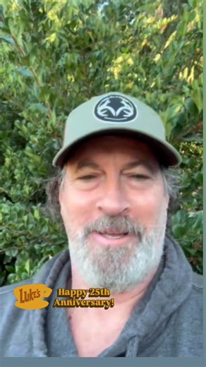 🧢 Thank you to the best fans on the planet for 25 years of Gilmore Girls! ~ xo Scott 💙 @scottgordonpatterson ☕️ @gilmoregirls @warnerbros @warnerbrosentertainment @warnerbrostv @iamallinpodcast @scottypsbigmugcoffee . . . . #gilmoregirls #lukedanes #gilmoregirls25thanniversary #lukesdiner #starshollow #ismellsnow #coffeecoffeecoffee #lukeandlorelai #lorelaigilmore #rorygilmore #laurengraham #warnerbros #gilmoregirlsayearinthelife #gilmoregirlsreunion #gilmoregirlsbrasil #iamallin #iamallinpodc