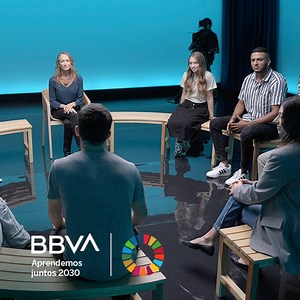 🌊 Grabando un documental sobre los océanos, el equipo de Céline Cousteau recibió el aviso de que una ballena tenía enganchada una red de pesca. “A veces no es una cuestión de pensar y de tenerlo todo bien planificado. Hay que echarse al agua y hacer algo”. | BBVA World