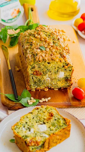Le cake salé qui sent bon le printemps ☀️ Facile à préparer, ultra savoureux et parfait pour un apéro ensoleillé ou un pique-nique entre amis : voici le cake aux tomates séchées, feta et basilic, twisté avec des épinards, du parmesan et des pignons de pin pour un max de gourmandise 😍 On l’adore accompagné d’une bonne salade verte 🥗 il fait toujours son petit effet sur la table 😋👌Recette ici : https://www.auxdelicesdupalais.net/cake-aux-tomates-sechees-feta-et-basilic.html | Aux Délices du Pa
